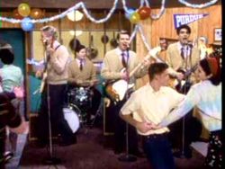 The "Buddy Holly" music video that catapulted Weezer into the spotlight